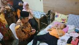 Johari Mustawan Jenguk Warga Sakit Kurang Mampu di Dukuh Pakis