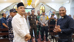 Pantau Misa Natal 2025, Wali Kota Eri Cahyadi Titip Doa Keselamatan untuk Surabaya dan Korban Bencana Sumatera