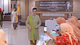 Lestarikan Busana Tradisional, DWP Surabaya Gelar Pelatihan Teknik Mewiru dan Berbusana Kebaya