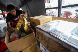 Empat Truk Logistik Bantuan dari Surabaya Kembali Diterbangkan ke Sumatra