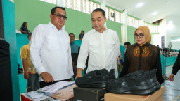 Wali Kota Alihkan Bansos untuk Siswa SMA Swasta Sederajat di Surabaya