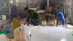 Babinsa Duduksampeyan Pantau Produksi dan Harga Gabah