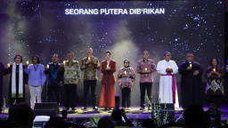 Ribuan Umat Krisriani Rayakan Natal di Balai Kota Surabaya