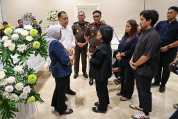 Kehilangan Sosok Sahabat, Wali Kota Eri Meneteskan Air Mata Disamping Peti Jenazah Ketua DPRD Surabaya