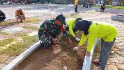 Karya Bakti Koramil Sangkapura Bersama Stakeholder, Percantik Alun-Alun Kecamatan