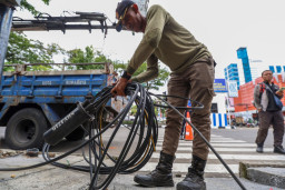 Pemkot Surabaya Tertibkan Utilitas Kabel FO dan Tiang Provider di Kawasan Jalan Adityawarman