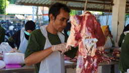RPH Surabaya Obral Daging Iga di Pasar Murah Ramadan