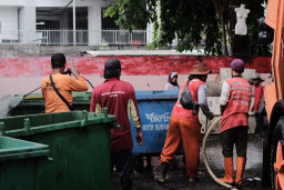 Wali Kota Eri Ajak Warga Jaga TPS dari Oknum Luar Surabaya