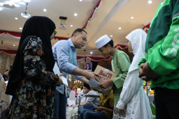 Wali Kota Eri Cahyadi Bagikan Santunan Kepada Anak Yatim hingga Pengemudi Ojol