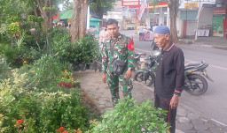 Babinsa Kota Gresik Jalin Komsos dengan Pelaku Usaha Tanaman Hias
