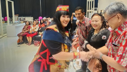 Masyarakat Dayak Kalteng Anugerahi Grace Evi Ekawati Gelar Kehormatan Ibu Segala Bangsa