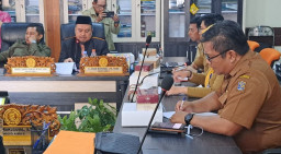 Komisi D DPRD Surabaya Gelar Hearing Bersama Dinas Oendidikan, Johari Mustawan: Pastikan Seluruh Warga Tertampung