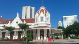 Akhir Pekan, Warga Serbu Alun-Alun Surabaya Nikmati Senja Hari