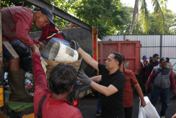 Turun Tangan Bersihkan TPS Simpang Dukuh, Wali Kota Eri: TPS Harus Bersih dan Tidak Bau