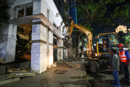Pembongkaran Eks Toko Nam Dikerjakan Malam Hari Demi Keamanan