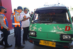 Dishub Surabaya Tertibkan Lyn, 11 Unit Digembok