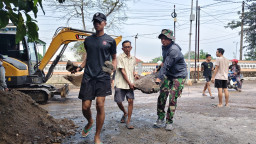 Gotong Royong Beesama TNI Sambut Pengaspakan Jalan TMMD 128