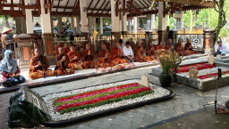 Para Bhikkhu sempatkan Puja Bhakti di Makam Gus Dur