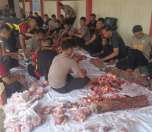 Brimob Kediri Sembelih 3 Sapu dan 19 Kambing, Salurkan 570 Paket Kurban untuk Warga dan Panti Asuhan