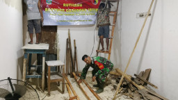 Pemasangan Plafon Jadi Momen Kebersamaan Babinsa Omben, Persaudaraan Pun Semakin Terjaga