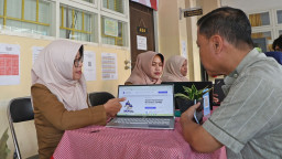 Ribuan Warga Konsultasi Teknis Dokumen ke Posko SPMB Dispendik Surabaya