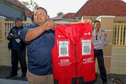 Mudahkan Warga Bayar Non-Tunai Jukir Resmi di Surabaya Kini Dibekali Rompi QRIS