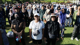 Ribuan Warga Padati Tugu Pahlawan Gelar Apel Akbar Jogo Suroboyo di HJKS ke-733