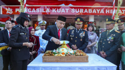 Terima Penghargaan di HUT Bhayangkara, Wali Kota Eri Kuatkan Sinergi Bersama Polrestabes Surabaya