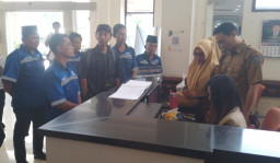 Perwakilan RT-RW Tambak Wedi Serahkan Surat Permohonan Hearing ke DPRD Surabaya