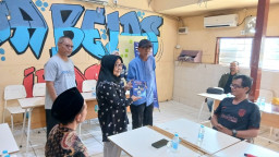 Apresiasi Dosen Senior Andarini untuk Komunitas Penulis AWS Kampus Kapasari Surabaya