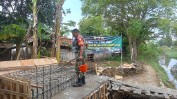 Progres Pembangunan Jembatan Kampung Junok Capai 23 Persen, Babinsa Terus Dampingi Pekerjaan