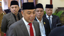 Wali Kota Surabaya Tekankan Pentingnya Transparansi Pengelolaan Sumbangan HUT ke-81 RI di RT/RW