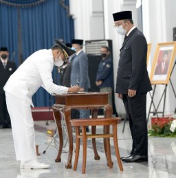 Ridwan Kamil Lantik Ngatiyana Sebagai Walikota Cimahi Definitif