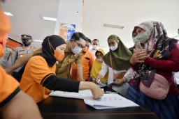 Ridwan Kamil Pantau Pembagian BLT di Bekasi