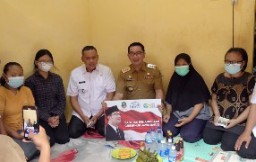 Ridwan Kamil Bantu Anak Yatim Di Bekasi