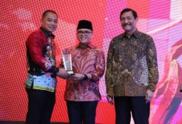 Pemkot Surabaya Raih Penghargaan di SPBE Summit