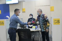 Sekda Jabar Beri Hadiah Pada Pelanggan bjb Batam