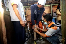 Wali Kota Eri Berikan Prosthetic Leg untuk Dua Orang Warga
