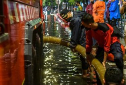 Langkah Taktis Wali Kota Eri Atasi Genangan di Kawasan Jalan Semarang