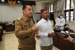 Bersama Bupati Gresik Walikota Eri Bahas UHC Dan Infrastruktur