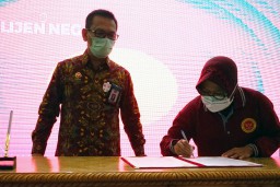 BIN Serahkan Bantuan Alkes, Wali Kota Risma Teteskan Air Mata