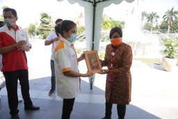 Mobil Laboratorium PCR BNPB "Pamit", Wali Kota Risma Beri Kenang-Kenangan