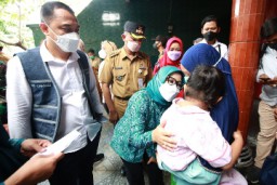 Wali Kota Eri bersama Ketua PKK Surabaya Beri Bantuan Anak Stunting