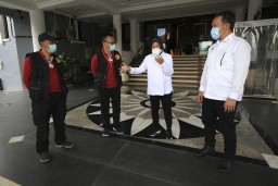 Terima Bantuan 120 Ribu Masker Non Medis, Wali Kota Risma : BIN Bantu Seles