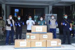 Pemkot Surabaya Terima Bantuan Ribuan Baju Hazmat dan Masker KN95 dari Keme