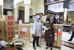Terima Bantuan Ribuan Alkes dari BIN, Wali Kota Risma Menangis Haru