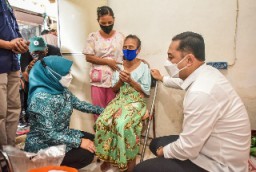 Eri Cahyadi Bersama Baznas Surabaya Salurkan 100 Kursi Roda