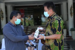 Pemkot Surabaya Terima Bantuan Beras hingga Probiotik Senilai Rp350 Juta