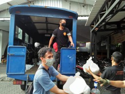 Pemkot Surabaya Salurkan Bantuan CSR kepada Masyarakat