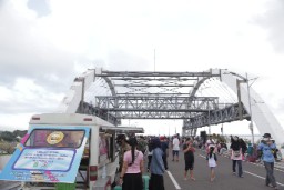 Food Truck Dan Akustik Meeiahkan Care Free Day Jembatan Suroboyo